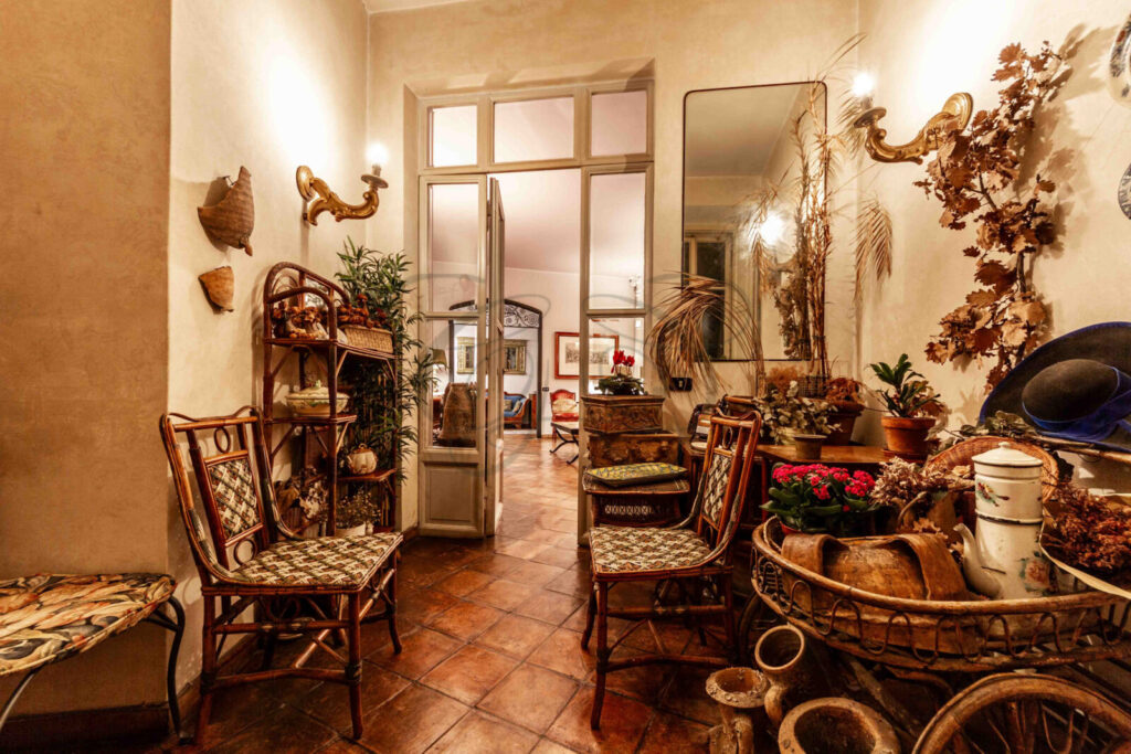 Grande vetrata del giardino d'inverno, appartamento venduto da Class & Country Homes nel Rione Monti.