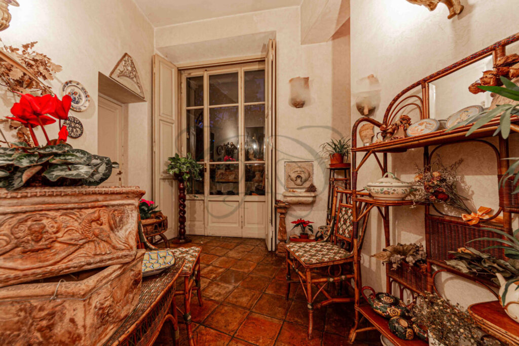 Grande vetrata del giardino d'inverno, appartamento venduto da Class & Country Homes nel Rione Monti.