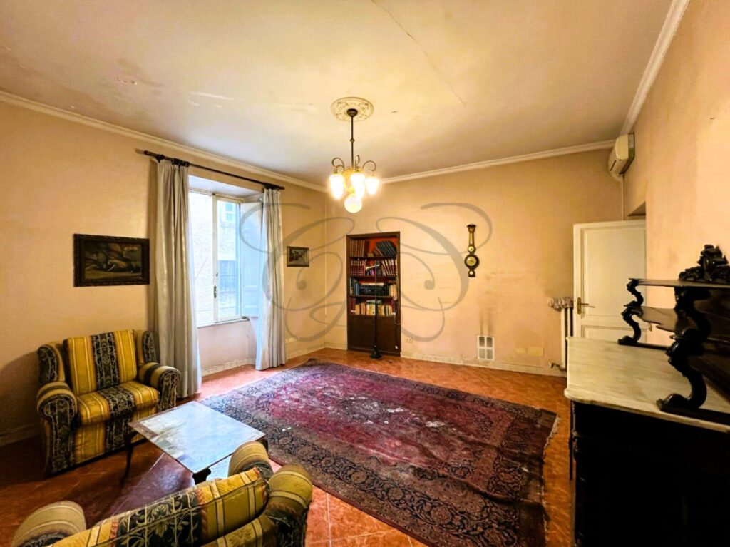 Interni da ristrutturare di un ampio appartamento venduto da Class & Country Homes nel Rione Monti.