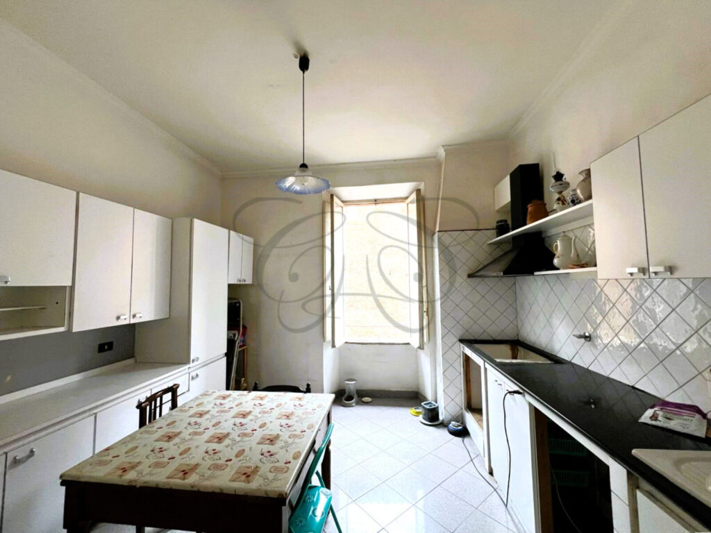 Potenziale di ristrutturazione di un appartamento con terrazzo venduto da Class & Country Homes a Roma.