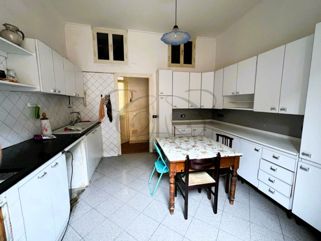 Palazzo storico con ascensore nel Rione Monti, appartamento venduto da Class & Country Homes.
