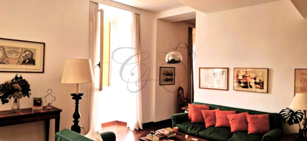 Ampio salone con ambienti comunicanti in un appartamento di lusso affittato da Class & Country Homes a Roma, Via Giulia.