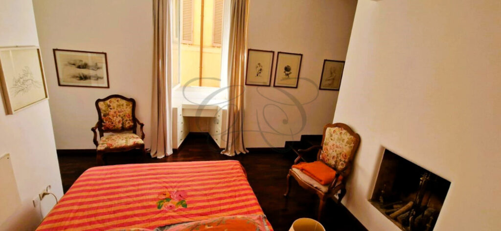 Camera da letto di un appartamento di 100 mq affittato da Class & Country Homes a Roma.