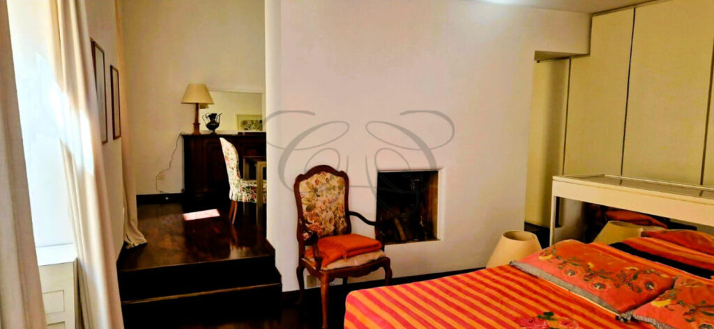 Camera da letto silenziosa con camino, in un appartamento affittato da Class & Country Homes a Via Giulia.