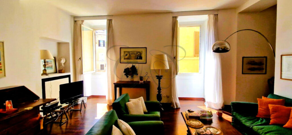 Salone arredato in stile eclettico in un appartamento affittato da Class & Country Homes nel centro storico di Roma.