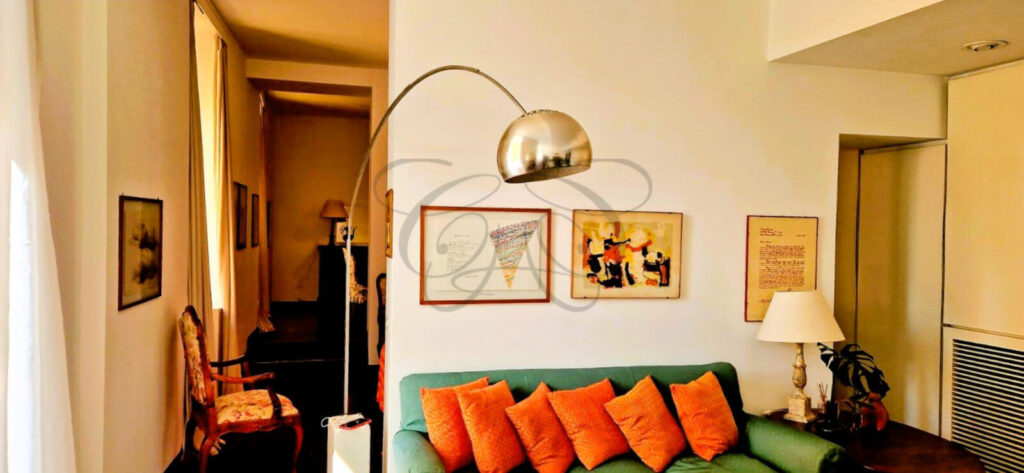 Soggiorno luminoso con viste panoramiche in appartamento affittato da Class & Country Homes in Via Giulia.