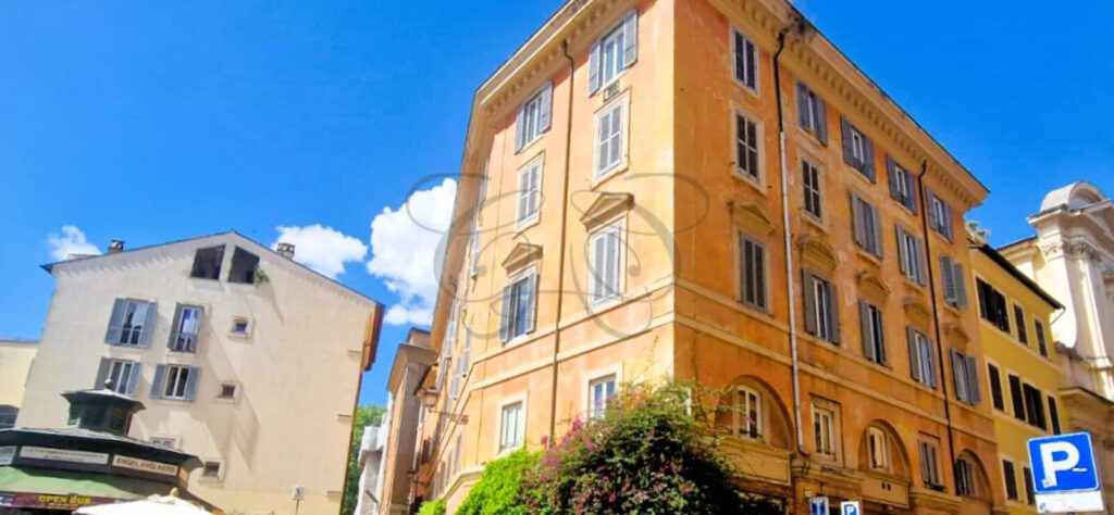 Dettaglio del palazzo vicino al parcheggio di Via Giulia, immobile affittato da Class & Country Homes.