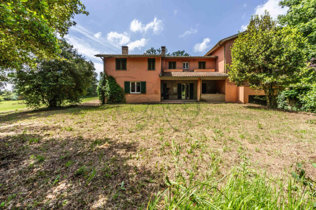 Facciata di una grande villa in stile casale da ristrutturare in vendita a Manziana, vicino Roma e al Lago di Bracciano.
