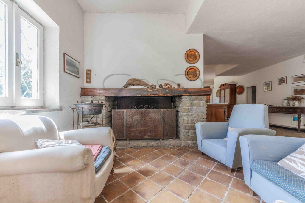 Pavimenti in cotto nel salone di un casale da ristrutturare in vendita a Manziana.