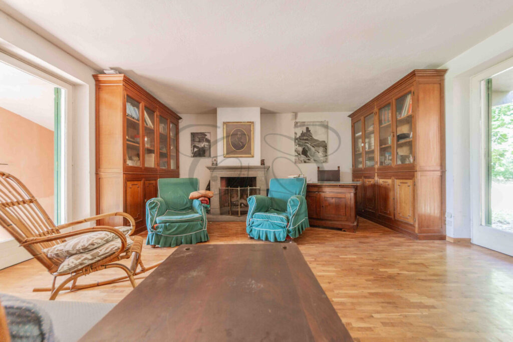 Una delle otto camere da letto al primo piano di una grande villa in vendita a Manziana