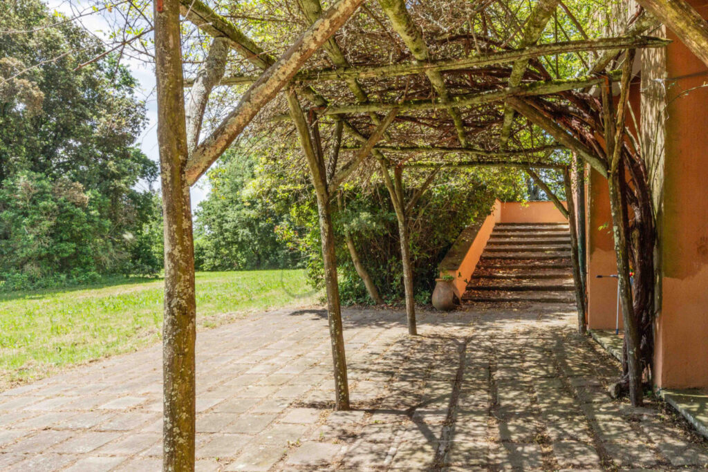 Villa da ristrutturare con grande potenziale in vendita a Manziana, vicino Roma.