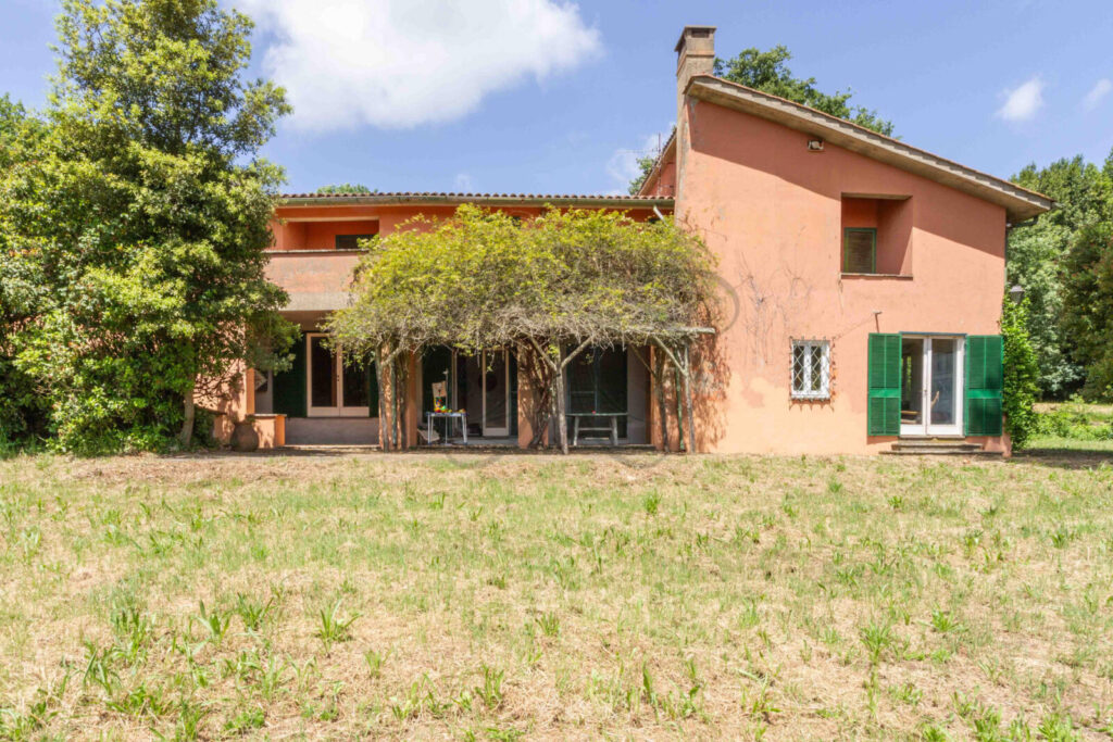 Grande villa divisibile in più unità in vendita a Manziana, proposta da Class & Country Homes.