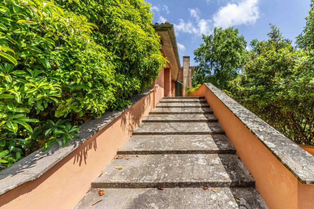 Villa da ristrutturare con grande potenziale in vendita a Manziana, vicino Roma.