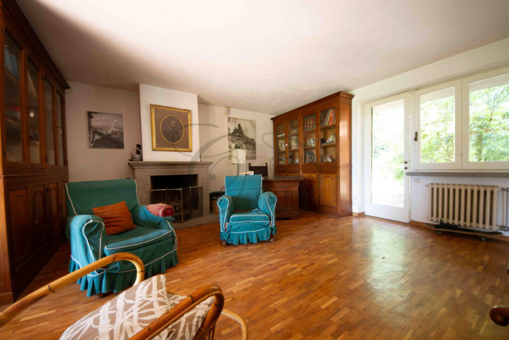 Camera da letto con terrazza in una villa da ristrutturare in vendita a Manziana, proposta da Class & Country Homes.