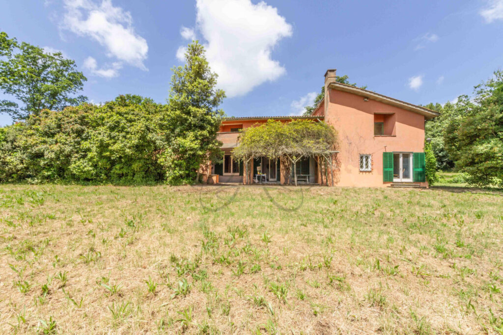 Giardino con spazio per piscina, in una villa da ristrutturare in vendita a Manziana, vicino al Lago di Bracciano.