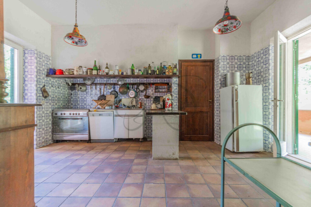 Ampia cucina in una villa da ristrutturare in vendita a Manziana, proposta da Class & Country Homes.