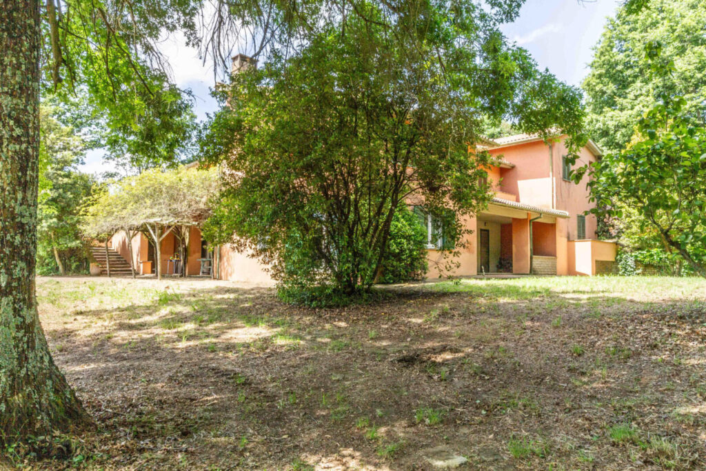 Ampio portico con camino esterno, pertinenza di una villa in vendita a Manziana, proposta da Class & Country Homes.