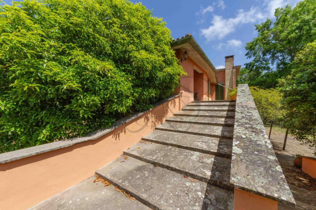 Villa da ristrutturare con grande potenziale in vendita a Manziana, vicino Roma.