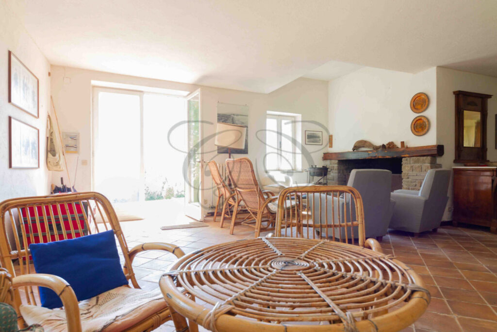 Secondo salotto con camino in una grande villa in vendita a Manziana, proposta da Class & Country Homes.