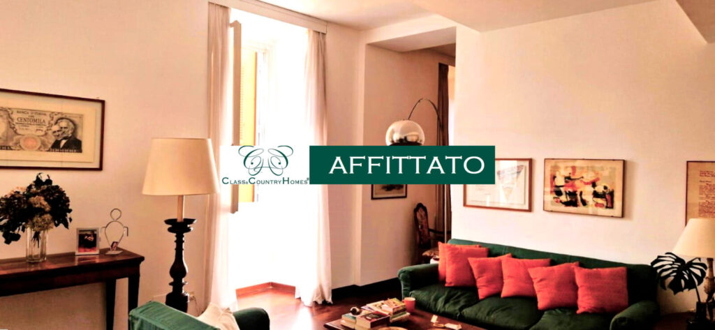 Ampio salone con ambienti comunicanti in un appartamento di lusso affittato da Class & Country Homes a Roma, Via Giulia.