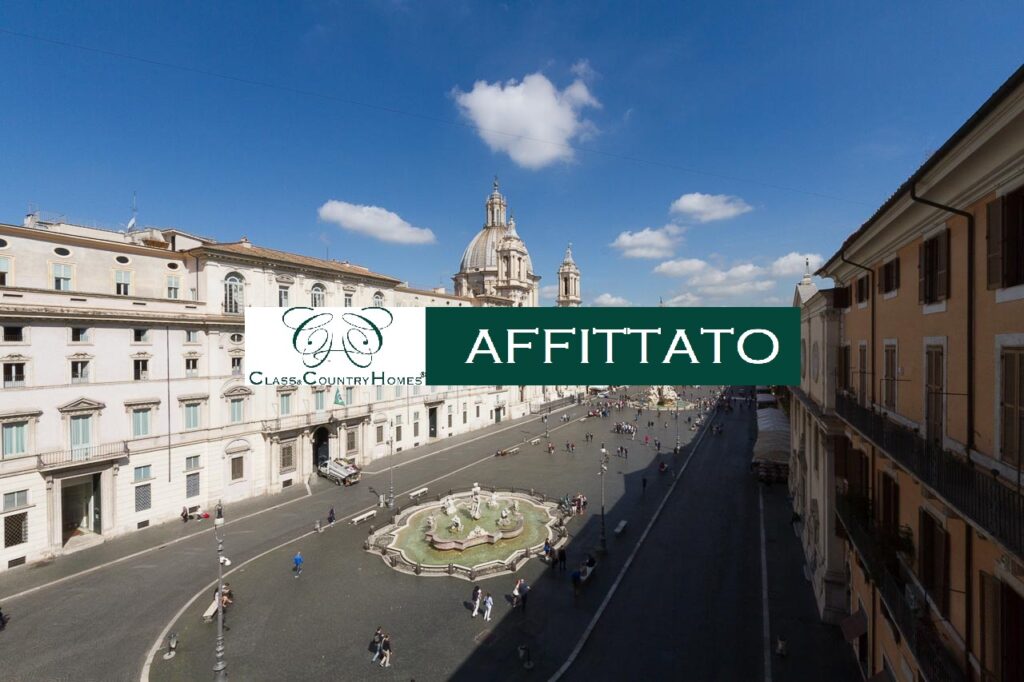 Vetrina su strada di un negozio in una via trafficata di Roma, affittato da Class & Country Homes.