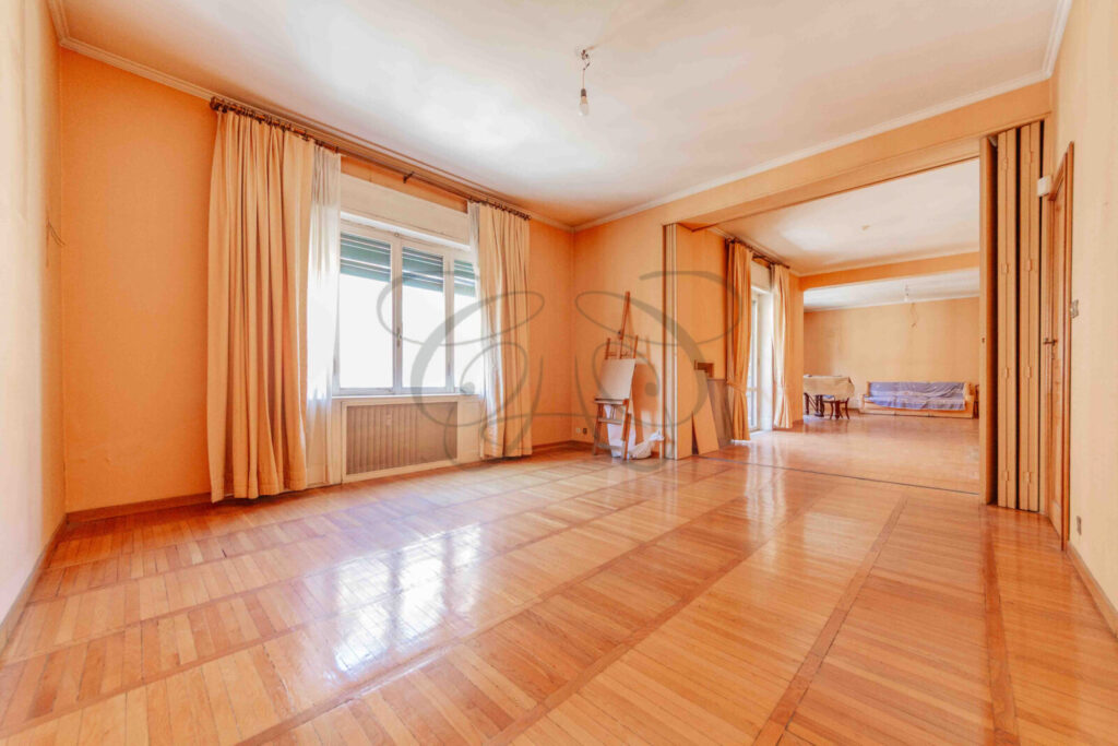 Cucina collegata alla sala da pranzo in appartamento di prestigio venduto da Class & Country Homes.