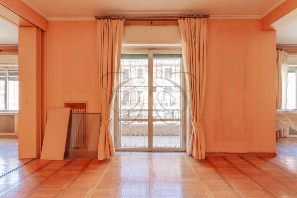Salone di un appartamento in palazzo d'epoca venduto da Class & Country Homes a Roma, zona Tridente.