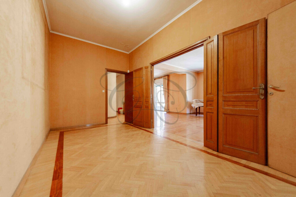 Ampio foyer d'ingresso in appartamento di lusso venduto da Class & Country Homes in zona Piazza del Popolo, Roma.
