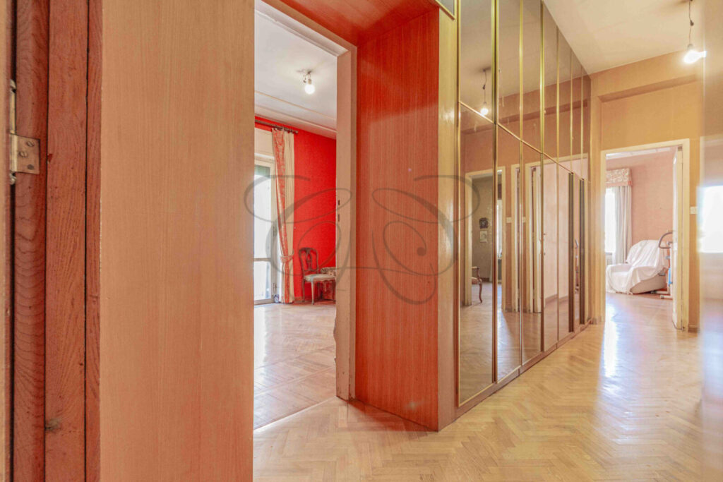 Una delle ampie camere da letto in appartamento familiare venduto da Class & Country Homes a Roma.