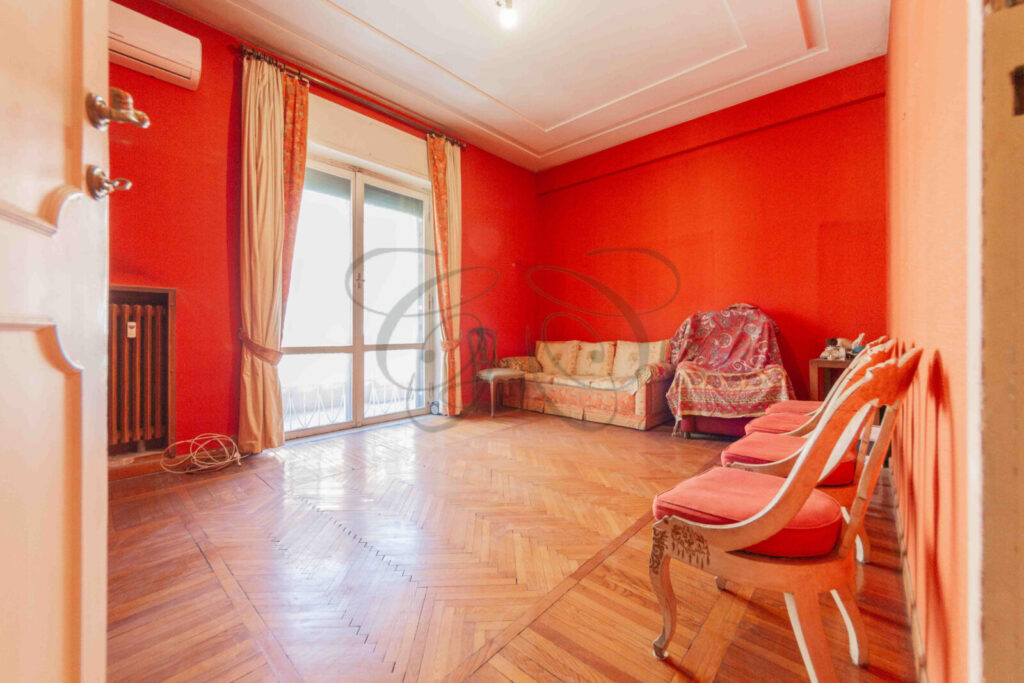 Camera da letto con balcone privato in appartamento venduto da Class & Country Homes a Roma.