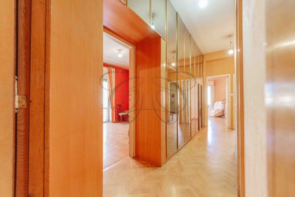Armadi a muro nel corridoio della zona notte, appartamento venduto da Class & Country Homes.