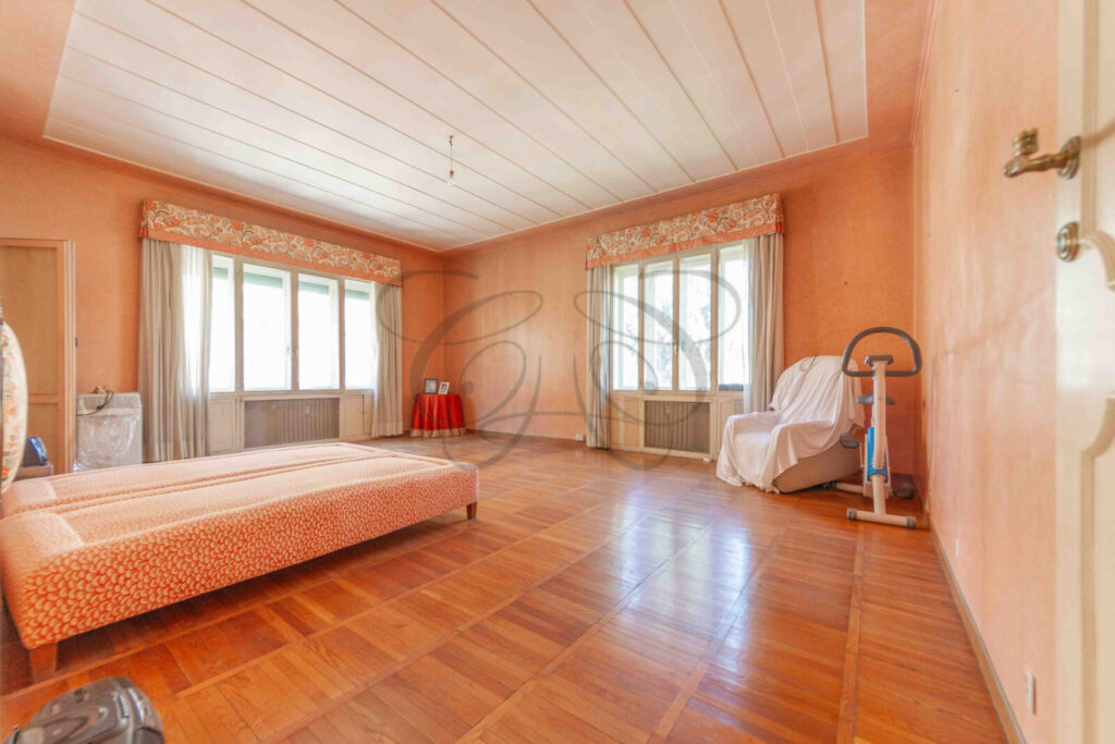 Ampia camera padronale angolare in appartamento di lusso venduto da Class & Country Homes a Roma.