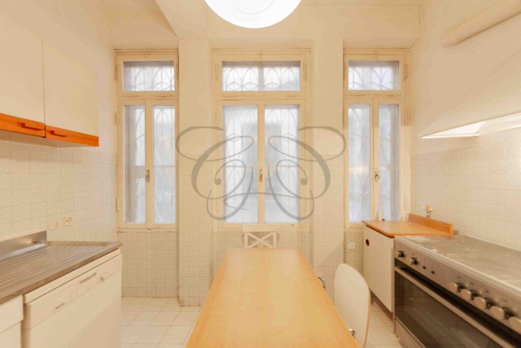 Cucina abitabile in appartamento di lusso venduto da Class & Country Homes a Roma, vicino Piazza del Popolo.