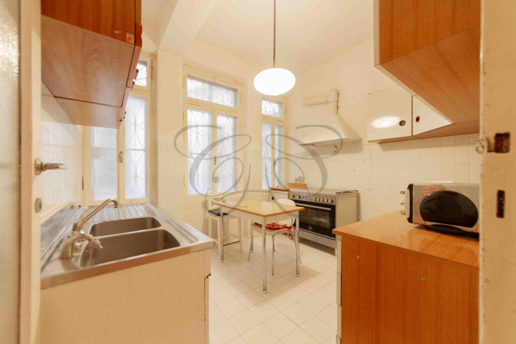 Zona di servizio con ingresso secondario in appartamento venduto da Class & Country Homes a Roma.