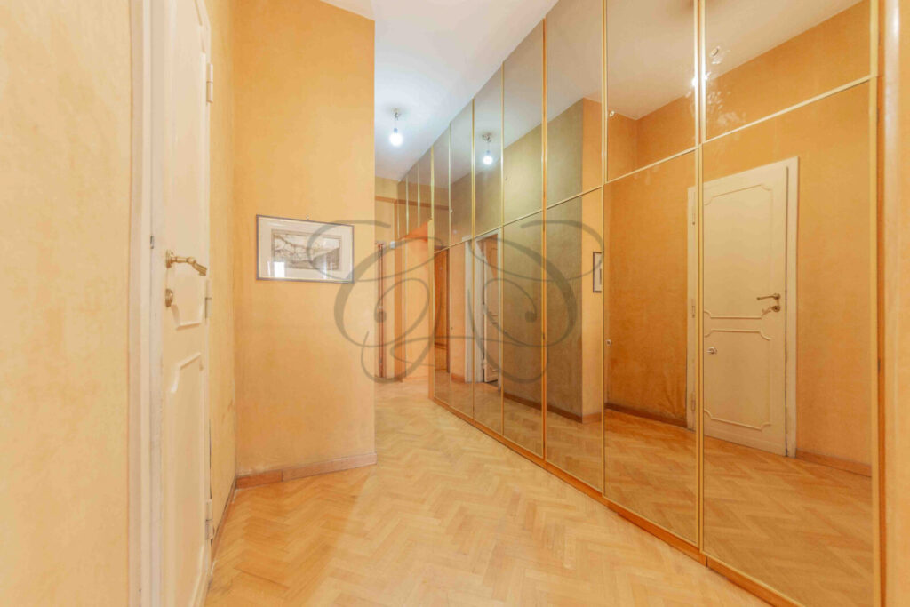 Cucina collegata alla sala da pranzo in appartamento di prestigio venduto da Class & Country Homes.