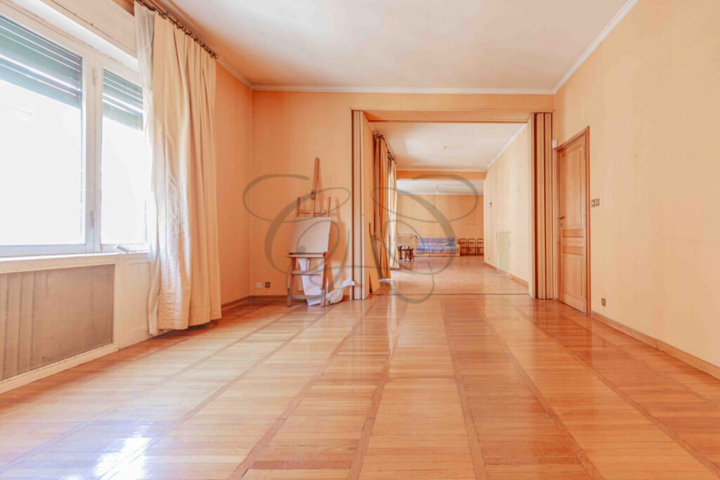 Salone di un appartamento in palazzo d'epoca venduto da Class & Country Homes a Roma, zona Tridente.
