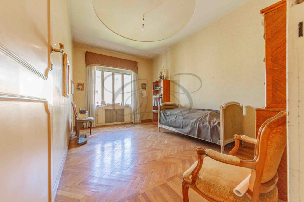 Una delle ampie camere da letto in appartamento familiare venduto da Class & Country Homes a Roma.