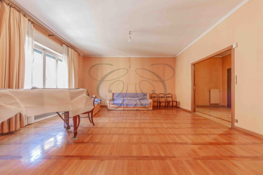 Grande salone di rappresentanza in appartamento di 266 mq venduto da Class & Country Homes a Roma.