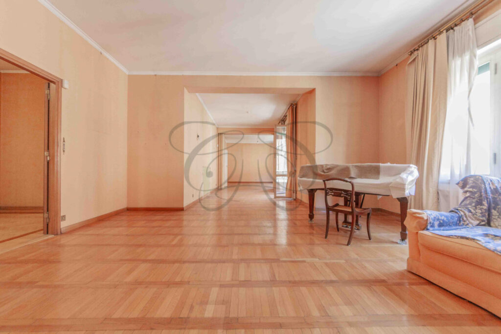 Salone triplo luminoso con balcone coperto in appartamento venduto da Class & Country Homes a Piazza del Popolo.