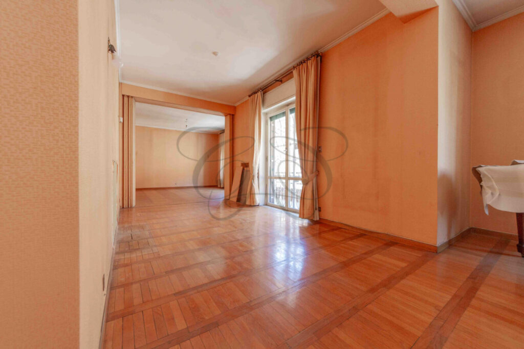 Salone con parete scorrevole per creare una sala da pranzo, appartamento venduto da Class & Country Homes a Roma.