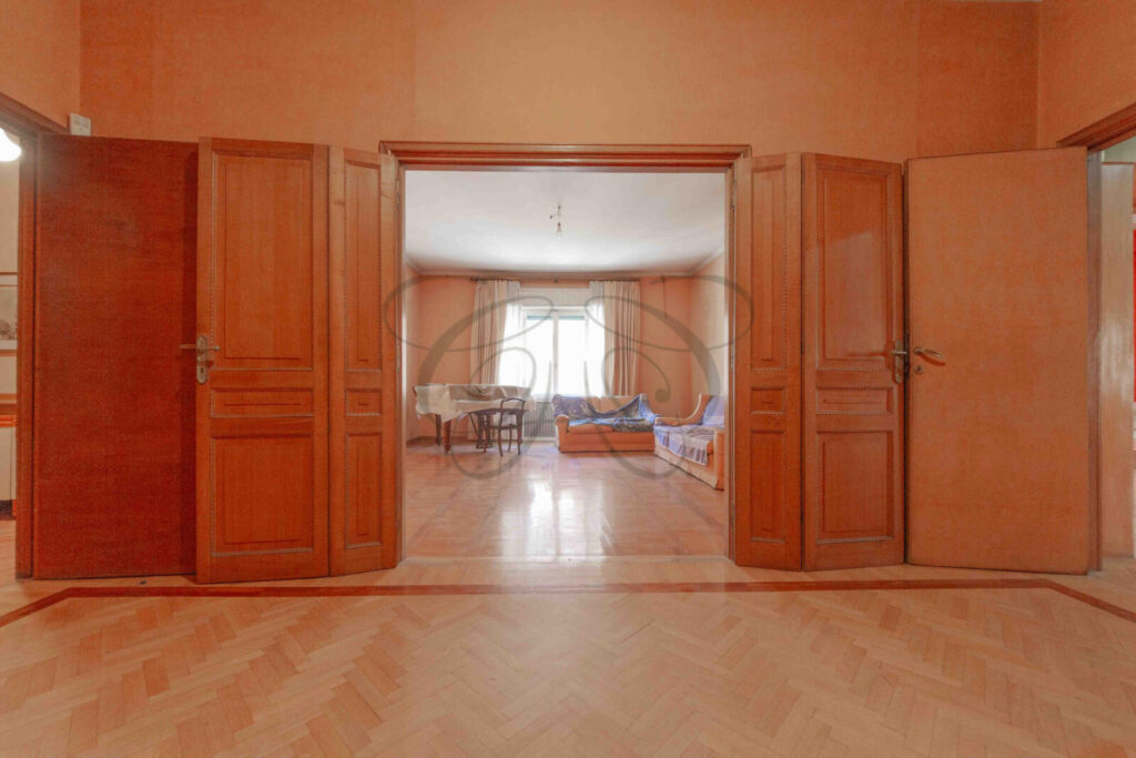 Ampio salone triplo in appartamento di prestigio venduto da Class & Country Homes in zona Piazza del Popolo a Roma.