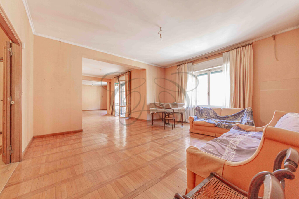 Salone triplo luminoso con balcone coperto in appartamento venduto da Class & Country Homes a Piazza del Popolo.