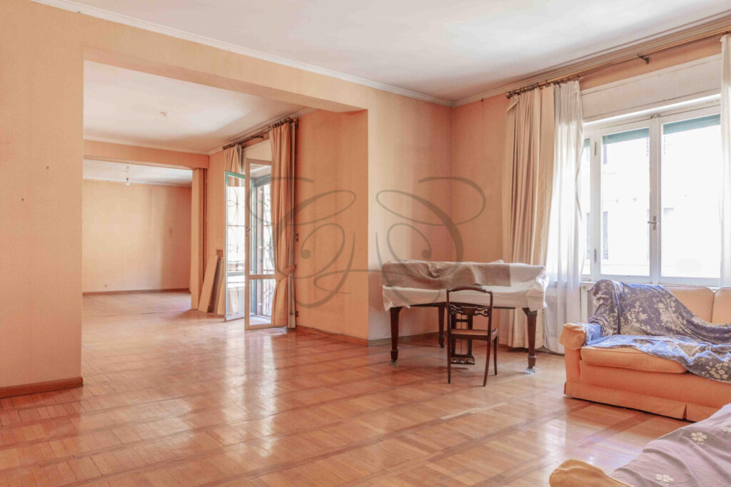 Grande salone di rappresentanza in appartamento di 266 mq venduto da Class & Country Homes a Roma.