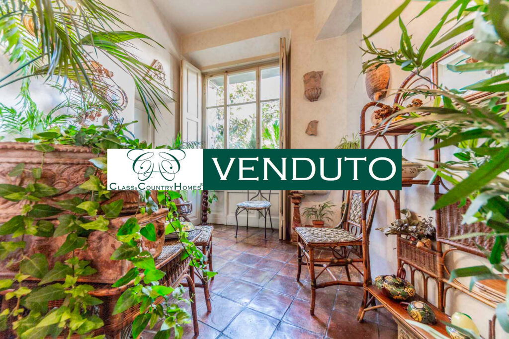 Giardino d'inverno con grande vetrata in appartamento di lusso venduto da Class & Country Homes a Roma, Rione Monti.