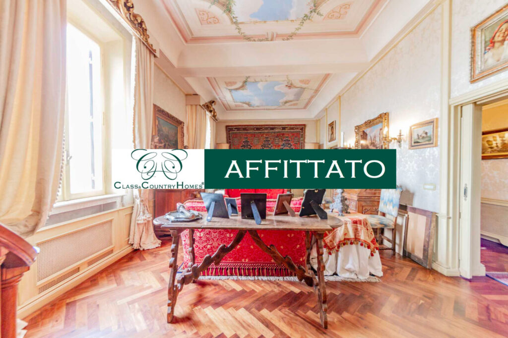 Ampio salone triplo con affreschi in un attico di lusso affittato da Class & Country Homes in zona Quirinale a Roma.