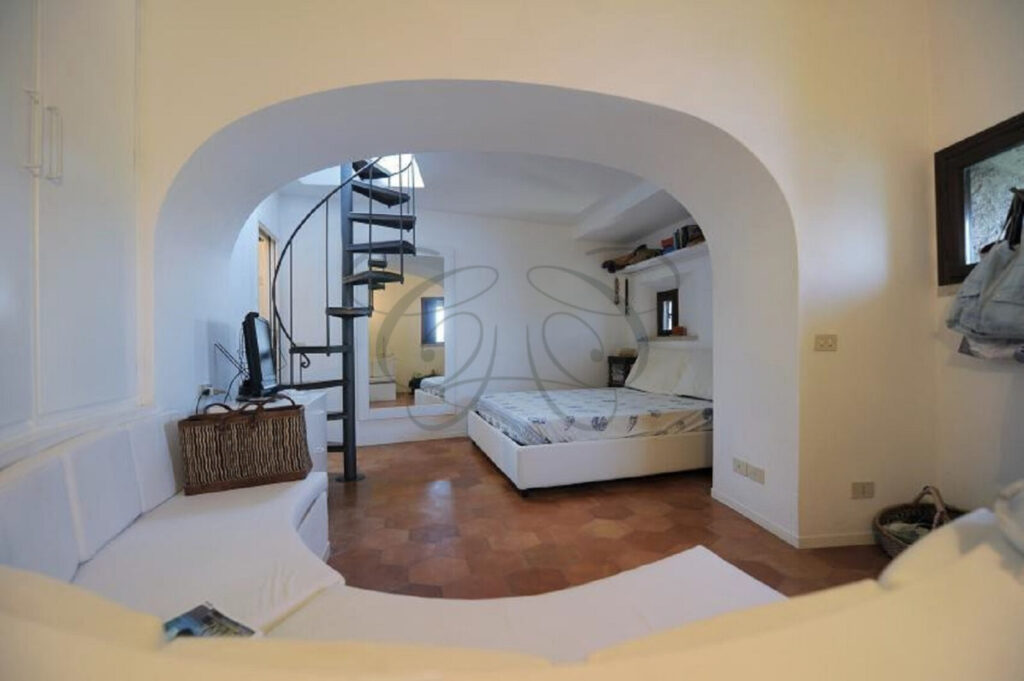 Salottino della suite con panca su misura, dimora storica in vendita a Porto Ercole.