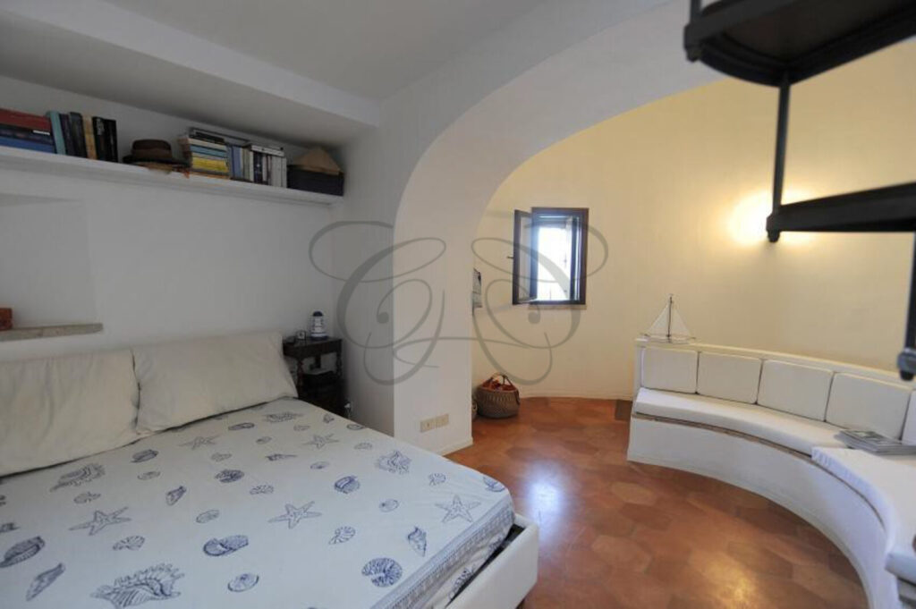 Salottino della suite con panca su misura, dimora storica in vendita a Porto Ercole.