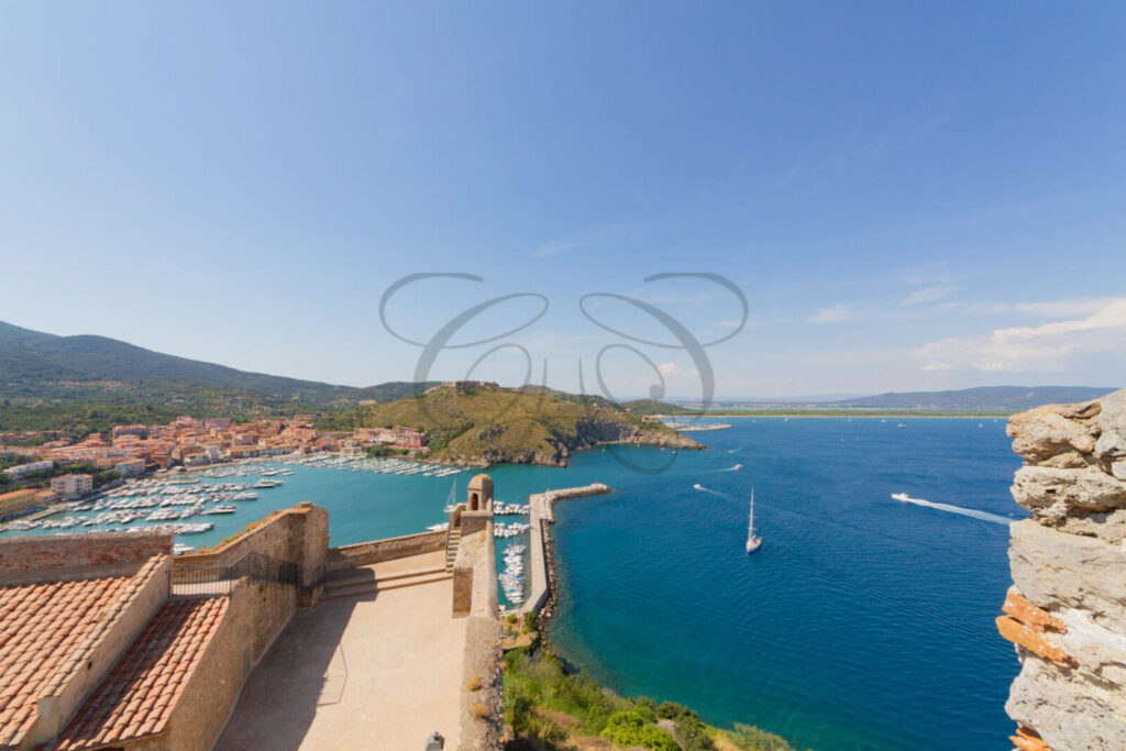Vista sul mare e sul faro dalla fortezza, dimora storica in vendita a Porto Ercole.