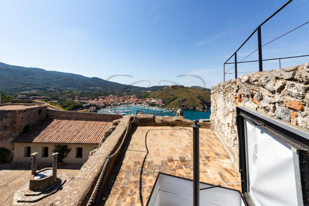 Terrazza panoramica della dimora in vendita nella Rocca di Porto Ercole.