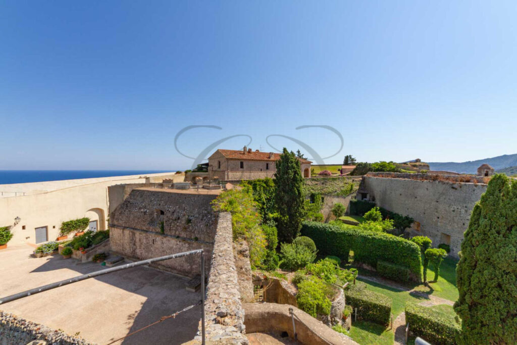 Vista sul mare blu dalla finestra della torre in vendita a Porto Ercole, immobile venduto da Class & Country Homes.